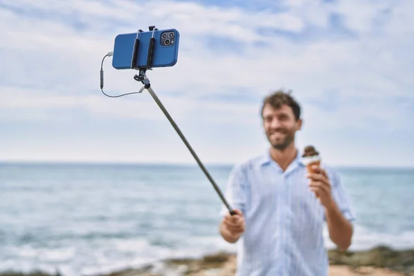 Dondurma Yiyen Genç Spanyol Adam Sahildeki Akıllı Telefonun Yanında Selfie — Stok fotoğraf