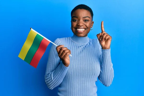 Молода Афроамериканська Жінка Тримає Прапор Літуанії Посміхається Ідеї Або Питання — стокове фото