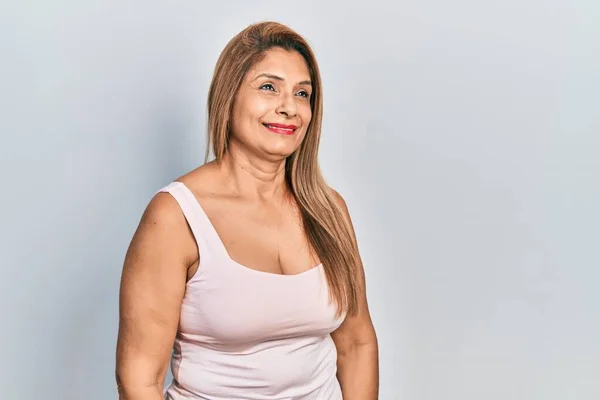 Medelåldern Hispanic Kvinna Bär Casual Stil Med Ärmlös Skjorta Tittar — Stockfoto