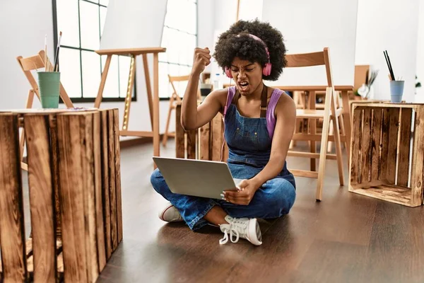 Junge Afrikanisch Amerikanische Frau Mit Afrohaaren Kunststudio Mit Laptop Genervt — Stockfoto