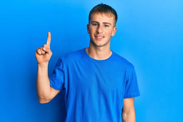 Jonge Blanke Man Draagt Casual Blauw Shirt Tonen Wijzen Met — Stockfoto