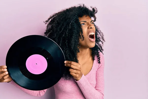 Afro Amerikaanse Vrouw Met Afro Haar Met Vinyl Schijf Boos — Stockfoto