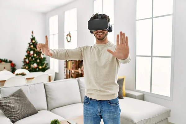 Joven Hombre Hispano Sonriendo Feliz Usando Gafas Casa — Foto de Stock