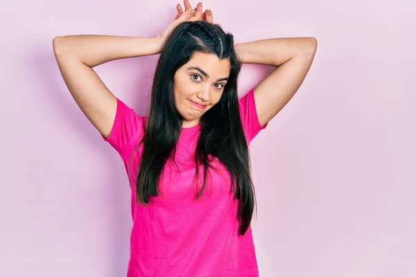 Joven Chica Hispana Con Camiseta Rosa Casual Haciendo Gesto Orejas — Foto de Stock