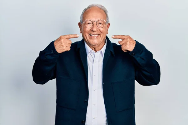 Homem Sênior Com Cabelos Grisalhos Vestindo Estilo Casual Óculos Sorrindo — Fotografia de Stock