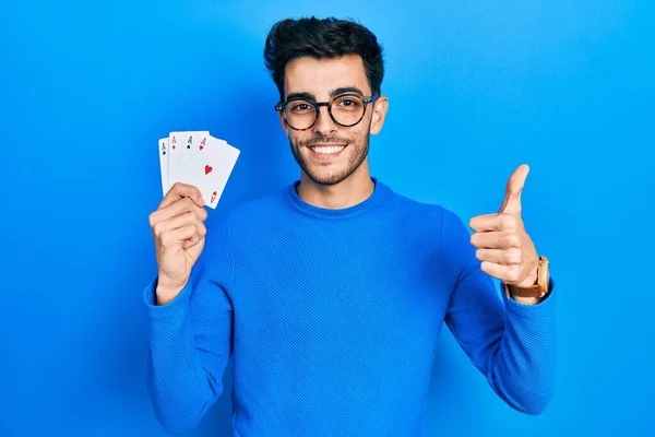 Jovem Hispânico Jogando Poker Segurando Cartas Sorrindo Feliz Positivo Polegar — Fotografia de Stock