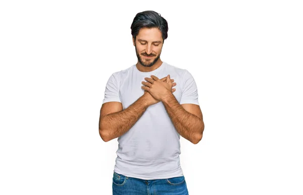 Νεαρός Ισπανόφωνος Λευκό Μπλουζάκι Που Χαμογελά Χέρια Στο Στήθος Κλειστά — Φωτογραφία Αρχείου