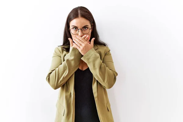 Jeune Femme Brune Debout Sur Fond Isolé Choqué Couvrant Bouche — Photo