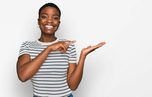 Jong Afrikaanse Amerikaanse Vrouw Dragen Casual Kleding Verbaasd Glimlachen Naar — Stockfoto