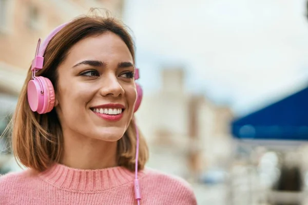 Jovem Caucasiana Sorrindo Feliz Usando Fones Ouvido Cidade — Fotografia de Stock