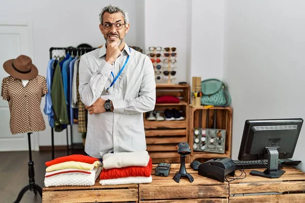 Hispanischer Mann Mittleren Alters Der Als Manager Einer Boutique Arbeitet — Stockfoto