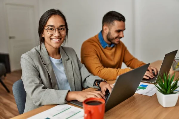 Dos Trabajadores Negocios Sonriendo Felices Trabajando Sentados Escritorio Oficina —  Fotos de Stock