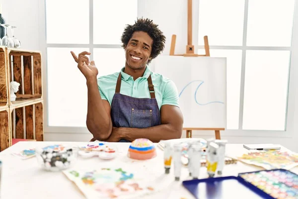 Jovem Afro Americano Sentado Mesa Estúdio Arte Sorrindo Feliz Apontando — Fotografia de Stock