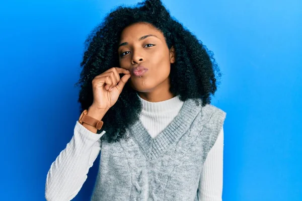 Afro Amerikaanse Vrouw Met Afrohaar Draagt Casual Winter Trui Mond — Stockfoto