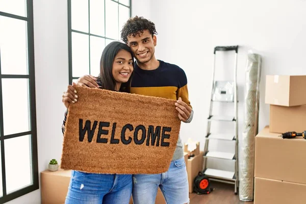 若いですラテンカップル笑顔幸せな開催歓迎フォーマット新しい家 — ストック写真