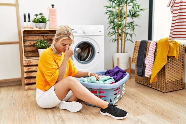 Jonge Blanke Vrouw Zet Vuile Wasmachine Moe Wrijven Neus Ogen — Stockfoto