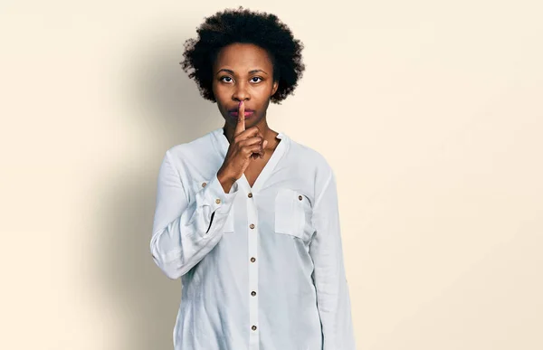 Afrikai Amerikai Afro Hajjal Alkalmi Fehér Pólóban Azt Kérve Hogy — Stock Fotó