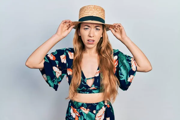 Mujer Caucásica Joven Con Sombrero Verano Expresión Despistada Confusa Concepto —  Fotos de Stock