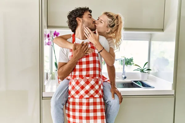 Jovem Casal Beijando Abraçando Sentado Balcão Cozinha — Fotografia de Stock