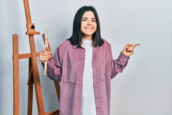 Genç Esmer Kadın Ressam Sanat Stüdyosunda Oturuyor Elinde Sanat Sözcüğü — Stok fotoğraf