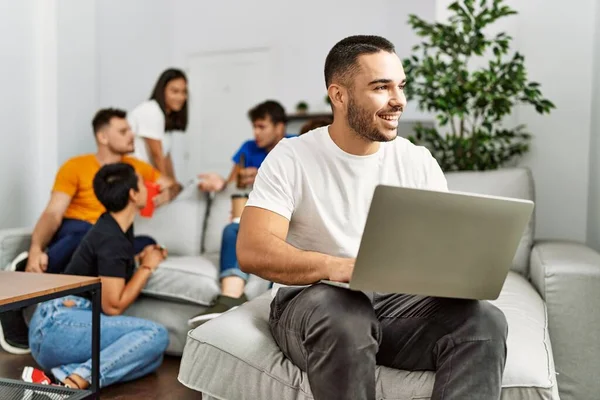 Grupo Jóvenes Amigos Sonriendo Felices Sentados Sofá Hombre Usando Ordenador —  Fotos de Stock