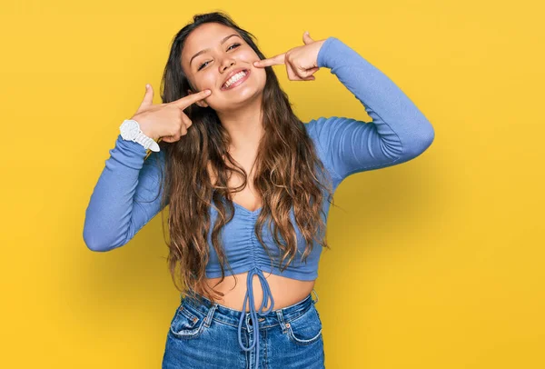 Junge Hispanische Mädchen Lässiger Kleidung Lächeln Fröhlich Und Zeigen Mit — Stockfoto