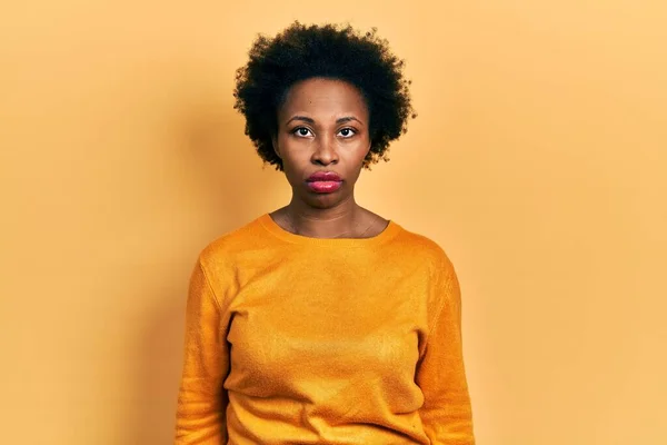Sıradan Kıyafetler Giyen Genç Afro Amerikan Kadın Yüzünde Ciddi Bir — Stok fotoğraf