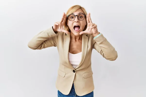 Donna Affari Bionda Mezza Età Piedi Sfondo Isolato Sorridente Allegra — Foto Stock