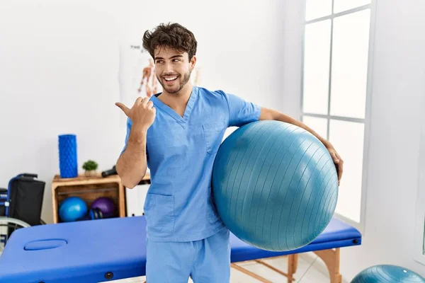 Spanischer Physiotherapeut Arbeitet Schmerzklinik Und Zeigt Mit Geöffnetem Mund Glücklich — Stockfoto