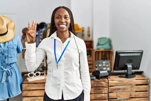 Schwarze Frau Mit Zöpfen Die Als Managerin Einer Einzelhandelsboutique Arbeitet — Stockfoto