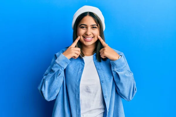 Young Latin Woman Wearing Cute Wool Cap Smiling Open Mouth — Stock Photo, Image