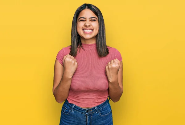 Jong Latijns Amerikaans Meisje Draagt Casual Shirt Opgewonden Voor Succes — Stockfoto