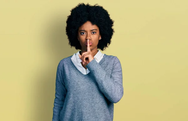 Genç Afro Amerikan Kadın Kıyafetleri Içinde Parmakları Dudaklarında Sessiz Olmak — Stok fotoğraf