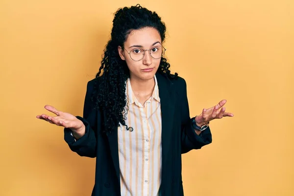 Ung Latinamerikansk Kvinna Med Lockigt Hår Klädd Affärskläder Ledsna Och — Stockfoto