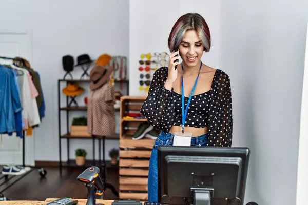 Молодая Кавказская Продавщица Улыбается Счастливо Разговаривая Смартфону Работающему Магазине Одежды — стоковое фото