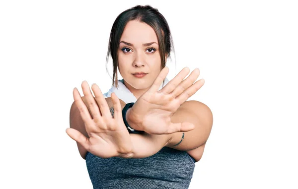 Ung Hispanic Jente Iført Sportstøy Avvisning Håndkle Uttrykk Kryssende Armer – stockfoto