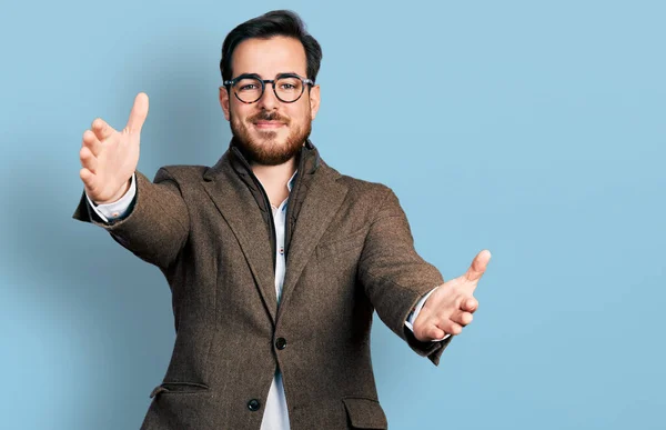 Joven Hombre Hispano Con Chaqueta Negocios Gafas Mirando Cámara Sonriendo —  Fotos de Stock