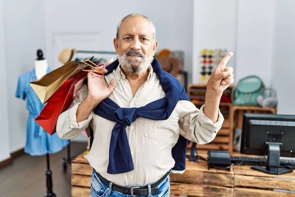 Hübscher Älterer Herr Mit Einkaufstaschen Boutique Shop Lächelt Glücklich Und — Stockfoto