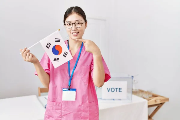 Молодая Женщина Медсестра Азии Выборах Политическую Кампанию Держа Флаг Южной — стоковое фото