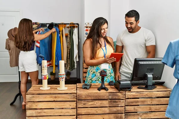 Молоді Іспаномовні Покупці Посміхаються Щасливою Роботою Використовуючи Тачпад Магазині Одягу — стокове фото