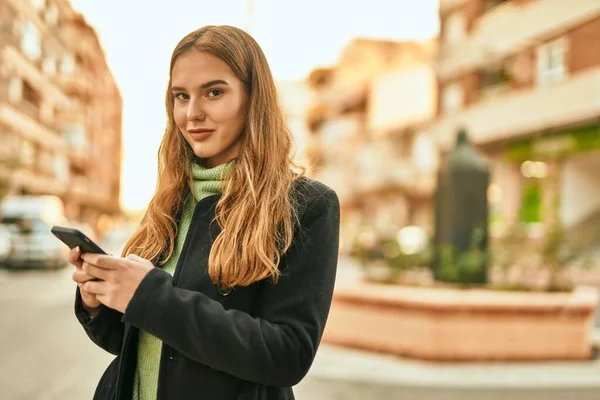 Mladá Blondýnka Dívka Úsměvem Šťastný Pomocí Smartphone Městě — Stock fotografie