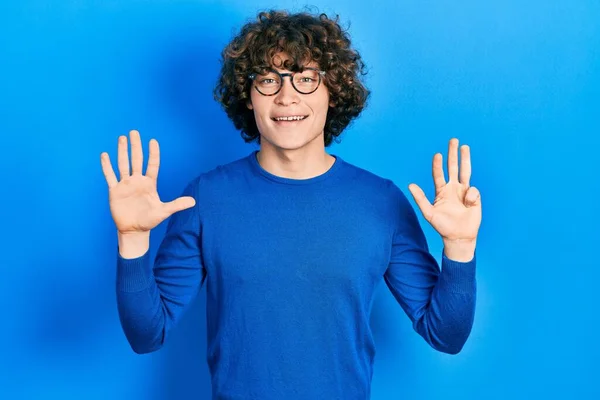 Yakışıklı Genç Adam Günlük Kıyafetler Gözlük Takıyor Dokuz Numarayı Gösteriyor — Stok fotoğraf