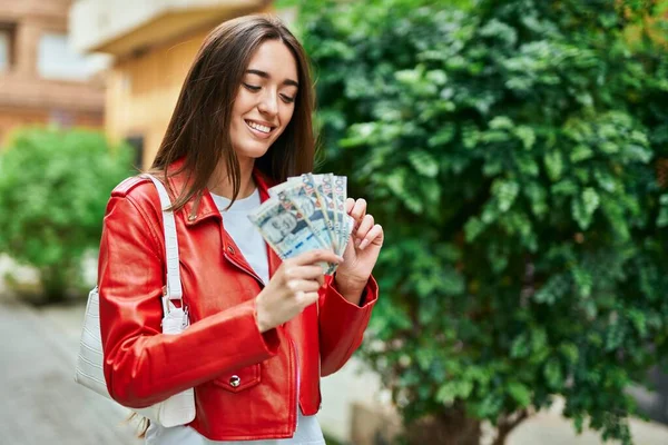 Genç Spanyol Kadın Gülümsüyor Mutlu Bir Şekilde Peru Banknotlarını Sayıyor — Stok fotoğraf