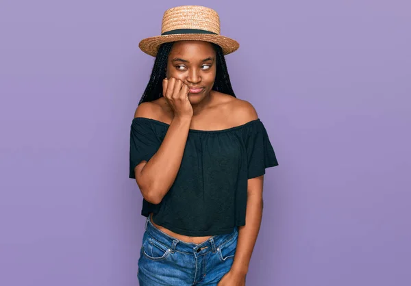 Jovem Afro Americana Usando Chapéu Verão Olhando Estressado Nervoso Com — Fotografia de Stock