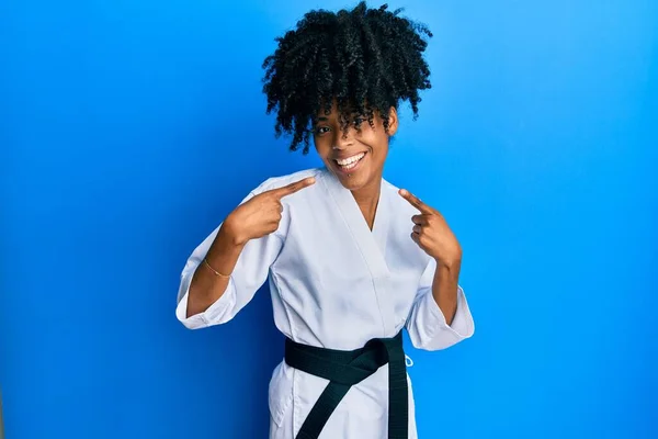 Afro Amerikaanse Vrouw Met Afrohaar Draagt Karate Kimono Zwarte Band — Stockfoto