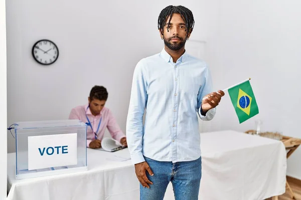 Молоді Іспаномовні Чоловіки Політичних Виборах Тримають Бразильський Прапор Мислення Ставлення — стокове фото