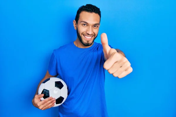 Latynos Brodą Trzymający Piłkę Aprobujący Pozytywny Gest Ręką Uśmiechem Ustach — Zdjęcie stockowe
