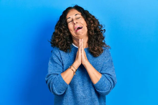 Mujer Hispana Mediana Edad Vestida Con Ropa Casual Mendigando Rezando — Foto de Stock