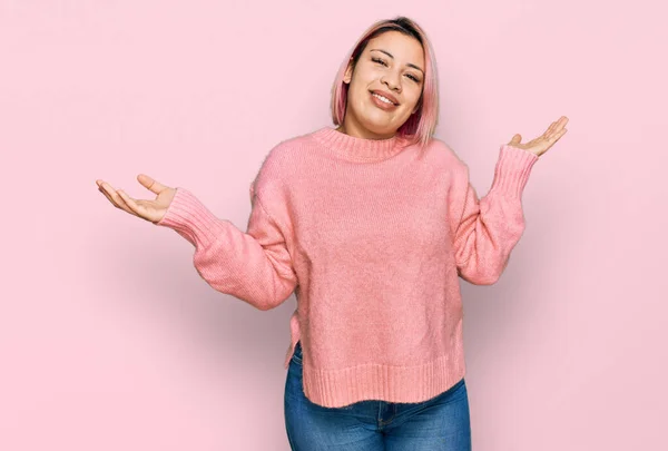 Mujer Hispana Con Pelo Rosa Usando Suéter Invierno Casual Expresión —  Fotos de Stock
