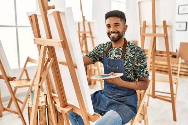 Genç Afrikalı Amerikalı Ressam Resim Stüdyosunda Gülümsüyor — Stok fotoğraf